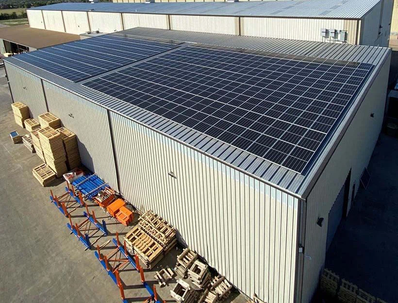 sistema-de-respaldo-eléctrico-con-paneles-solares-instalado-en-empresa